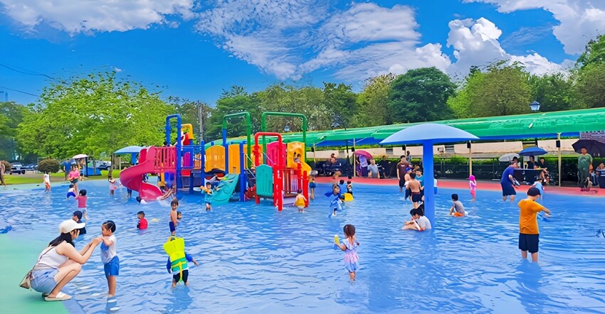 嘉義縣竹崎鄉竹崎親水公園》免費兒童戲水區超熱門、天空走廊、花仙子步道也很美、季節限定花旗木必看，竹崎車站對面