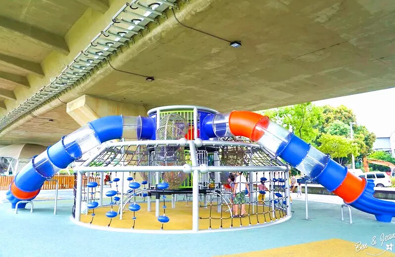 嘉義縣竹崎鄉竹崎親水公園》免費兒童戲水區超熱門、天空走廊、花仙子步道也很美、季節限定花旗木必看，竹崎車站對面