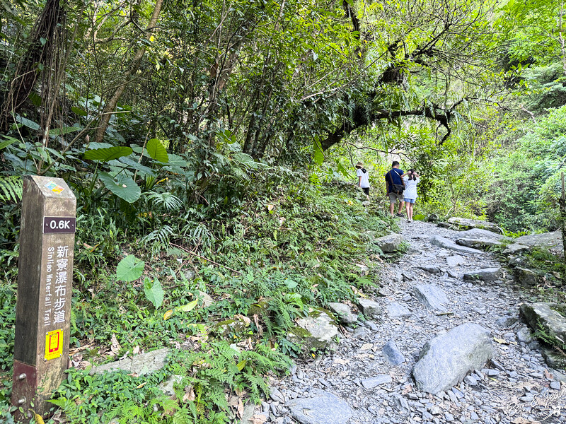 宜蘭縣冬山鄉新寮瀑布》漫步輕鬆好走森林步道  探訪雙層沁涼瀑布  宜蘭冬山免費景點