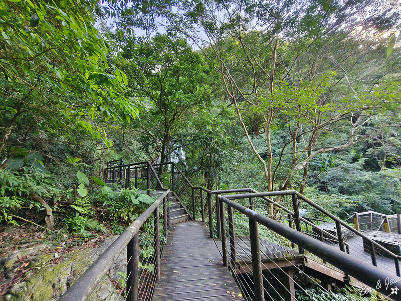 宜蘭縣冬山鄉新寮瀑布》漫步輕鬆好走森林步道  探訪雙層沁涼瀑布  宜蘭冬山免費景點