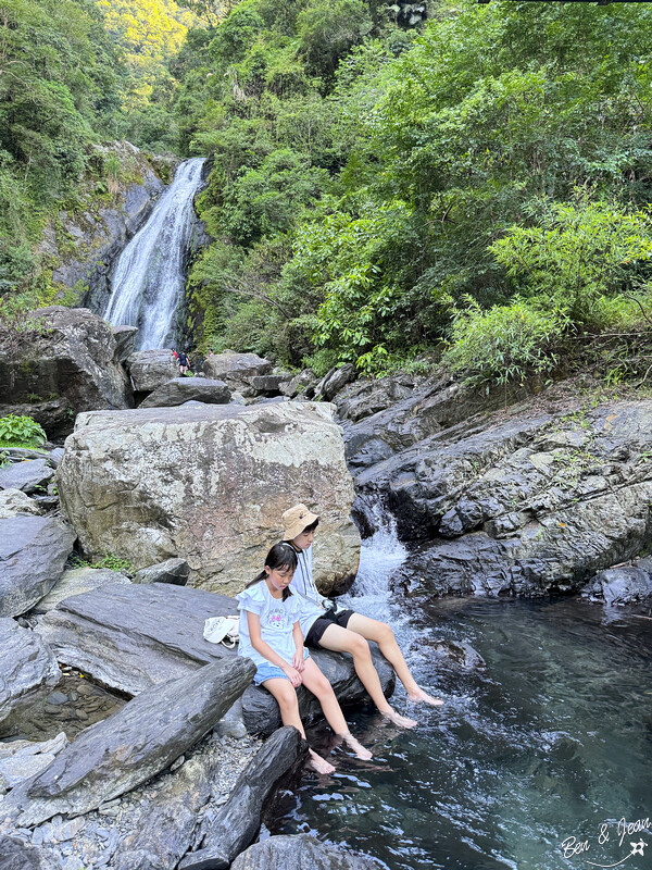 宜蘭縣冬山鄉新寮瀑布》漫步輕鬆好走森林步道  探訪雙層沁涼瀑布  宜蘭冬山免費景點