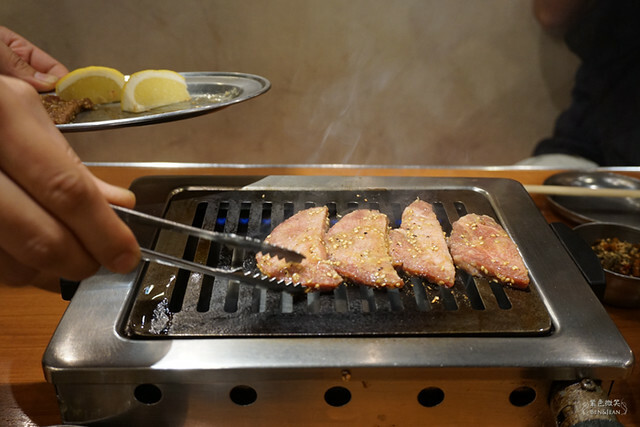 日本東京必吃燒肉》大阪烤肉 / 荷爾蒙 二子 新橋本館，ホルモンふたご人氣名品黑毛牛助肉經典好吃