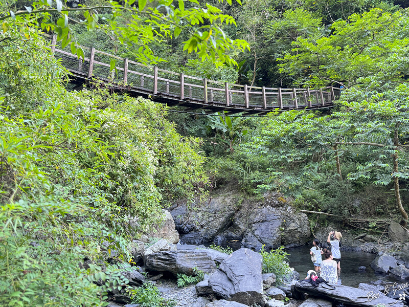 宜蘭縣冬山鄉新寮瀑布》漫步輕鬆好走森林步道  探訪雙層沁涼瀑布  宜蘭冬山免費景點