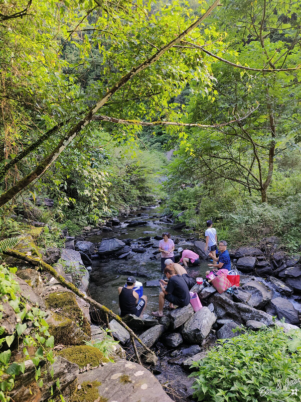 宜蘭縣冬山鄉新寮瀑布》漫步輕鬆好走森林步道  探訪雙層沁涼瀑布  宜蘭冬山免費景點