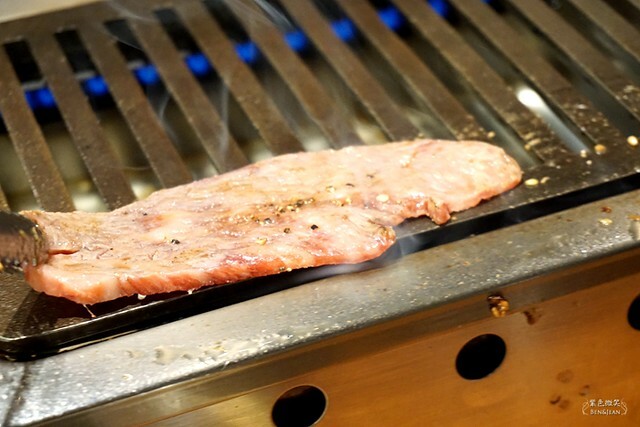 日本東京必吃燒肉》大阪烤肉 / 荷爾蒙 二子 新橋本館，ホルモンふたご人氣名品黑毛牛助肉經典好吃