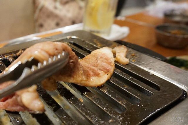 日本東京必吃燒肉》大阪烤肉 / 荷爾蒙 二子 新橋本館，ホルモンふたご人氣名品黑毛牛助肉經典好吃