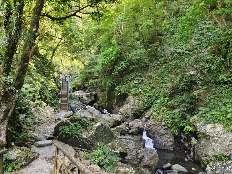 宜蘭縣冬山鄉新寮瀑布》漫步輕鬆好走森林步道  探訪雙層沁涼瀑布  宜蘭冬山免費景點