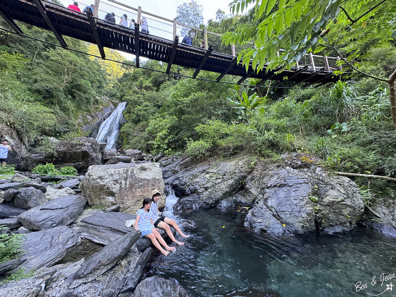 宜蘭縣冬山鄉新寮瀑布》漫步輕鬆好走森林步道  探訪雙層沁涼瀑布  宜蘭冬山免費景點