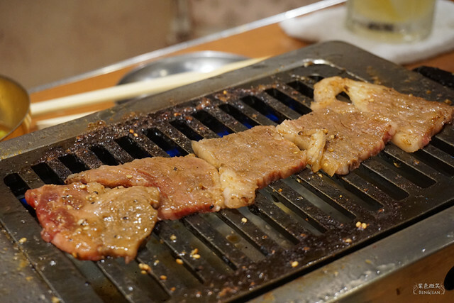 日本東京必吃燒肉》大阪烤肉 / 荷爾蒙 二子 新橋本館，ホルモンふたご人氣名品黑毛牛助肉經典好吃