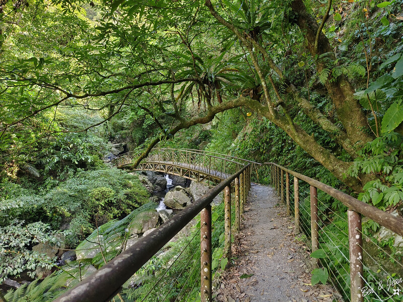 ▲宜蘭冬山景點自然系推薦：新寮瀑布，步道平緩好走 /紫色微笑 提供、WalkerLand窩客島整理