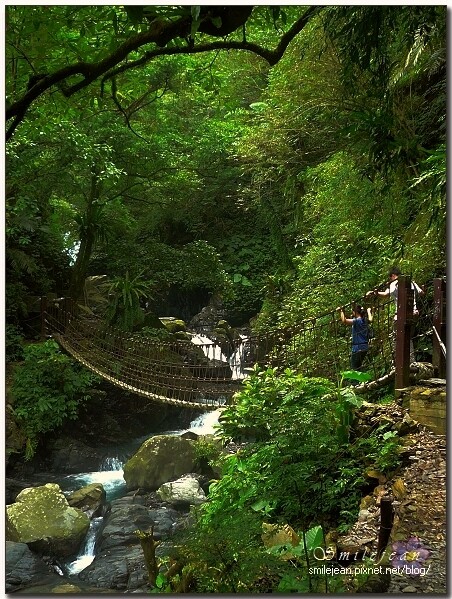 宜蘭縣冬山鄉新寮瀑布》漫步輕鬆好走森林步道  探訪雙層沁涼瀑布  宜蘭冬山免費景點