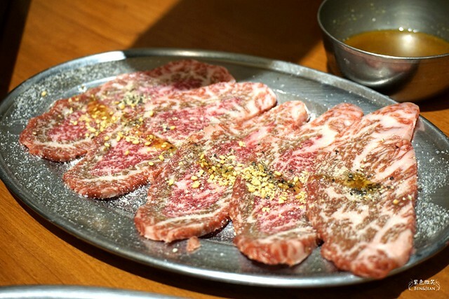 日本東京必吃燒肉》大阪烤肉 / 荷爾蒙 二子 新橋本館，ホルモンふたご人氣名品黑毛牛助肉經典好吃