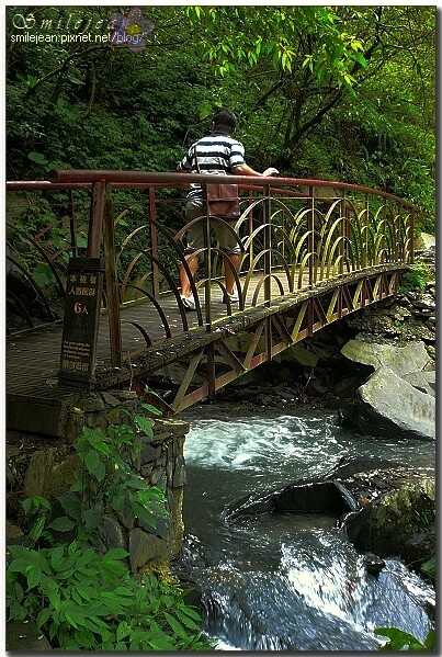 宜蘭縣冬山鄉新寮瀑布》漫步輕鬆好走森林步道  探訪雙層沁涼瀑布  宜蘭冬山免費景點