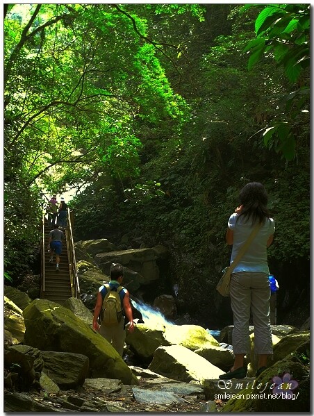 宜蘭縣冬山鄉新寮瀑布》漫步輕鬆好走森林步道  探訪雙層沁涼瀑布  宜蘭冬山免費景點