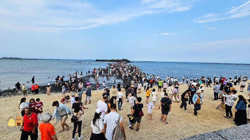 澎湖縣湖西鄉澎湖摩西分海，限定時間才會出現的超夢幻海中步道！內附潮汐表