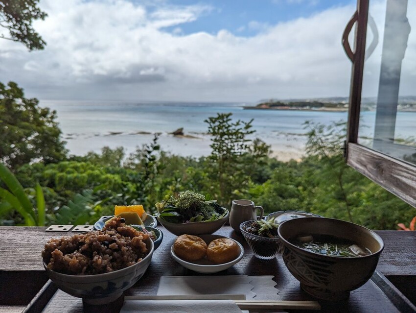 【沖繩美食】山の茶屋・楽水|沖繩南部最棒的海景餐廳