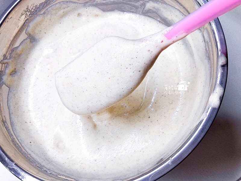 烘焙筆記│芝麻堅果抹茶奶油蛋糕捲，蛋糕質地綿密雙色夾心口感滑顺