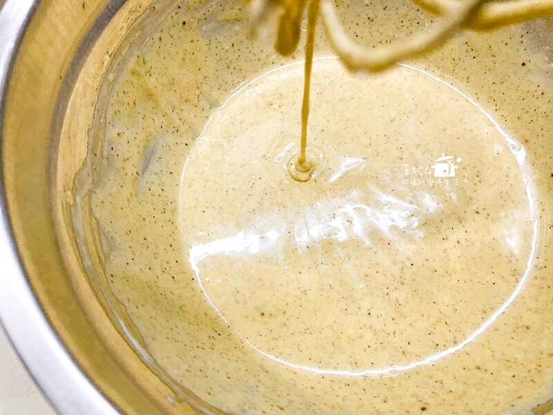 烘焙筆記│芝麻堅果抹茶奶油蛋糕捲，蛋糕質地綿密雙色夾心口感滑顺