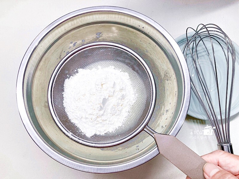 烘焙筆記│芝麻堅果抹茶奶油蛋糕捲，蛋糕質地綿密雙色夾心口感滑顺