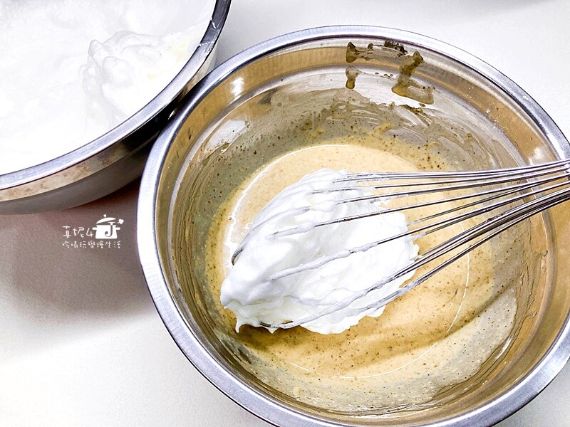 烘焙筆記│芝麻堅果抹茶奶油蛋糕捲，蛋糕質地綿密雙色夾心口感滑顺