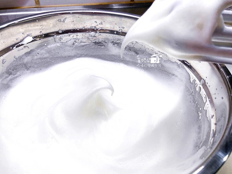 烘焙筆記│芝麻堅果抹茶奶油蛋糕捲，蛋糕質地綿密雙色夾心口感滑顺