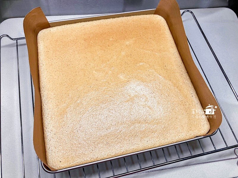 烘焙筆記│芝麻堅果抹茶奶油蛋糕捲，蛋糕質地綿密雙色夾心口感滑顺