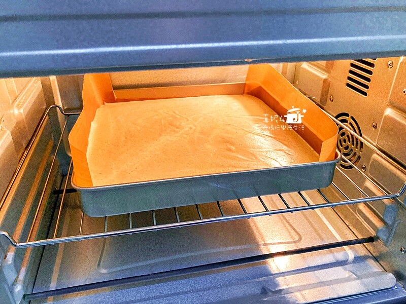 烘焙筆記│芝麻堅果抹茶奶油蛋糕捲，蛋糕質地綿密雙色夾心口感滑顺