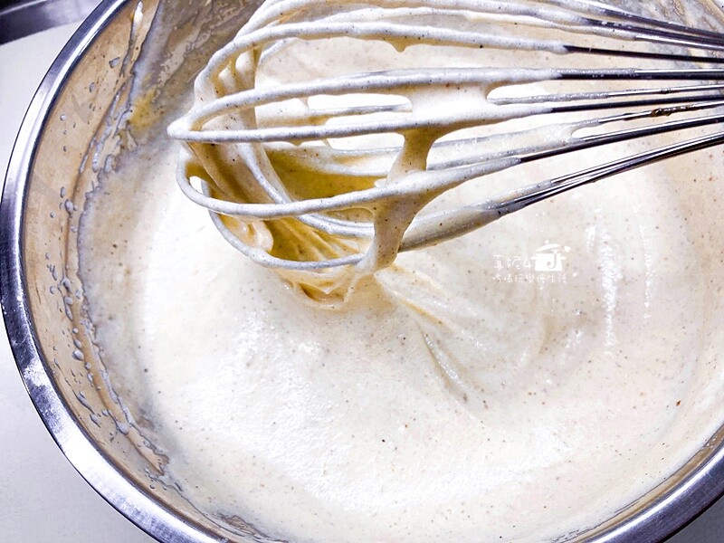 烘焙筆記│芝麻堅果抹茶奶油蛋糕捲，蛋糕質地綿密雙色夾心口感滑顺