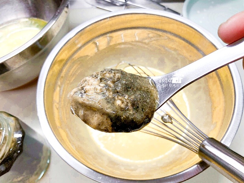 烘焙筆記│芝麻堅果抹茶奶油蛋糕捲，蛋糕質地綿密雙色夾心口感滑顺