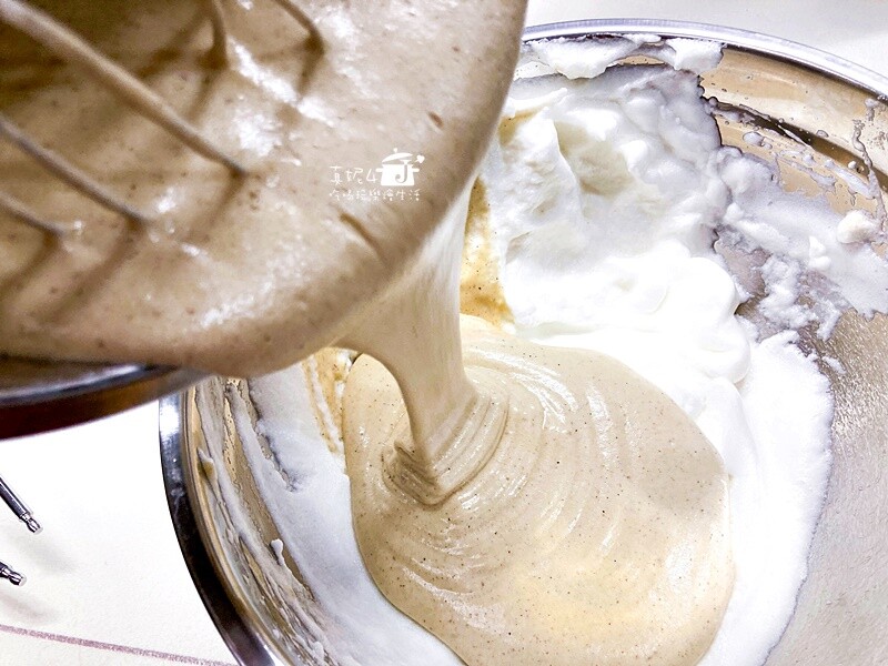 烘焙筆記│芝麻堅果抹茶奶油蛋糕捲，蛋糕質地綿密雙色夾心口感滑顺