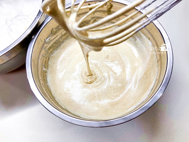 烘焙筆記│芝麻堅果抹茶奶油蛋糕捲，蛋糕質地綿密雙色夾心口感滑顺