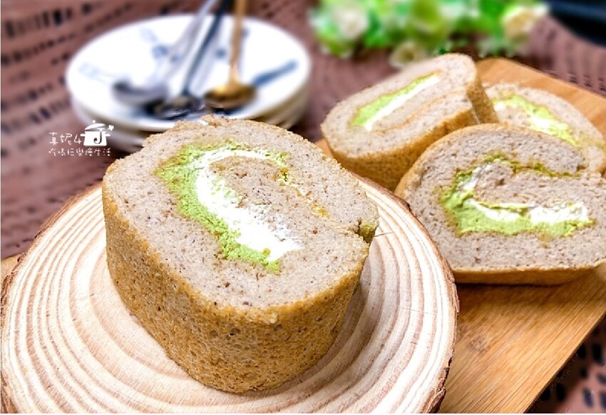 烘焙筆記│芝麻堅果抹茶奶油蛋糕捲，蛋糕質地綿密雙色夾心口感滑顺