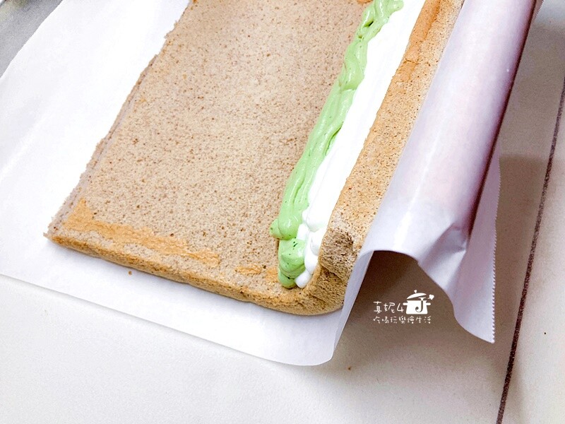 烘焙筆記│芝麻堅果抹茶奶油蛋糕捲，蛋糕質地綿密雙色夾心口感滑顺