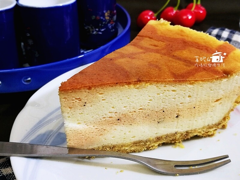 烘焙筆記│芝麻堅果抹茶奶油蛋糕捲，蛋糕質地綿密雙色夾心口感滑顺