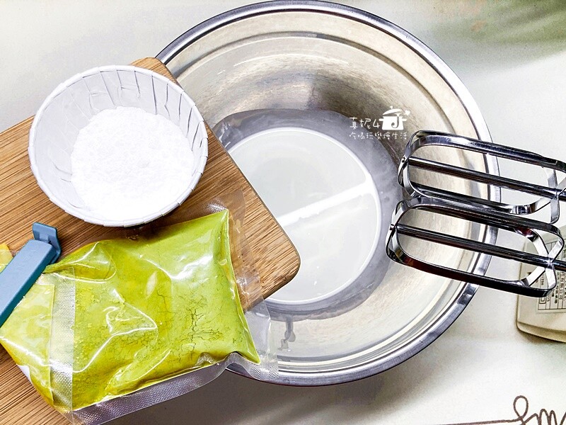 烘焙筆記│芝麻堅果抹茶奶油蛋糕捲，蛋糕質地綿密雙色夾心口感滑顺