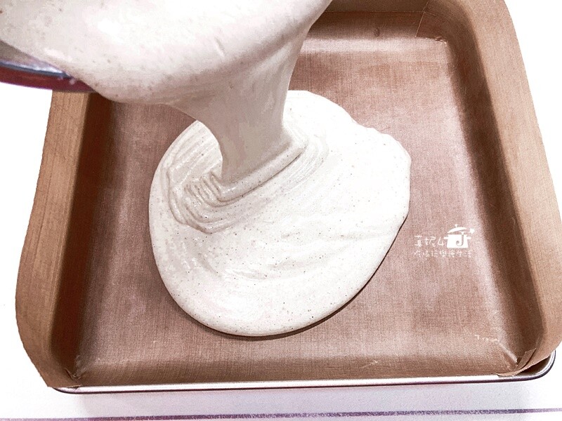 烘焙筆記│芝麻堅果抹茶奶油蛋糕捲，蛋糕質地綿密雙色夾心口感滑顺