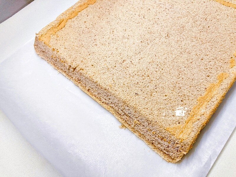 烘焙筆記│芝麻堅果抹茶奶油蛋糕捲，蛋糕質地綿密雙色夾心口感滑顺