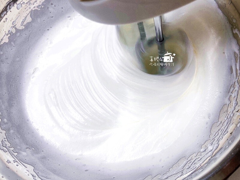 烘焙筆記│芝麻堅果抹茶奶油蛋糕捲，蛋糕質地綿密雙色夾心口感滑顺