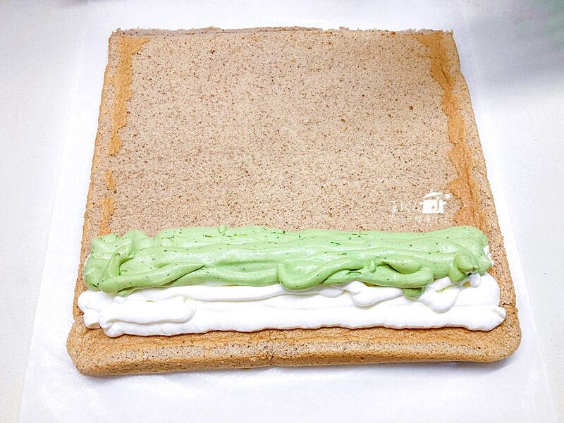 烘焙筆記│芝麻堅果抹茶奶油蛋糕捲，蛋糕質地綿密雙色夾心口感滑顺