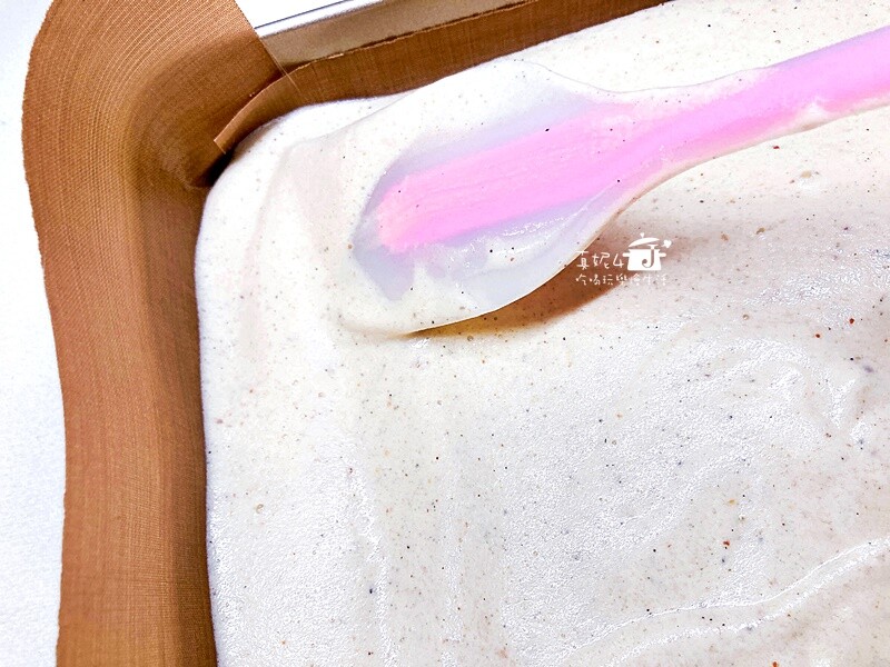 烘焙筆記│芝麻堅果抹茶奶油蛋糕捲，蛋糕質地綿密雙色夾心口感滑顺