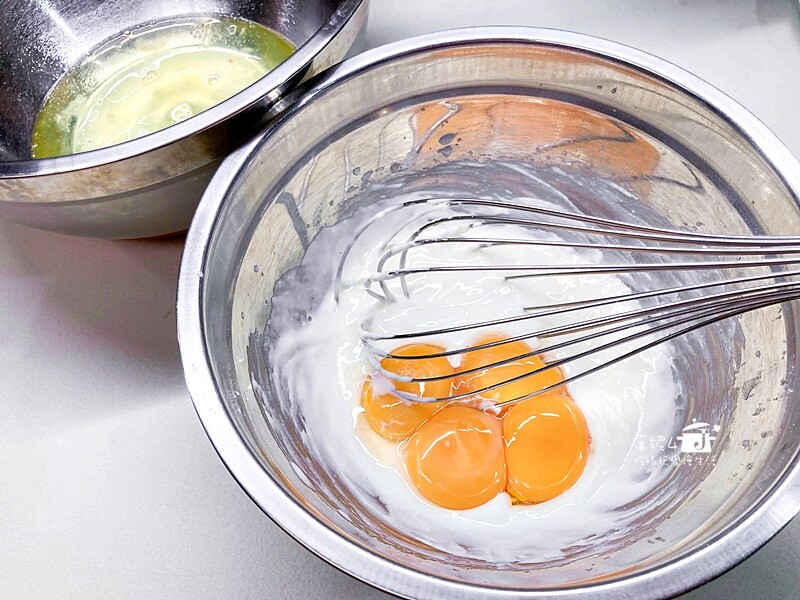 烘焙筆記│芝麻堅果抹茶奶油蛋糕捲，蛋糕質地綿密雙色夾心口感滑顺