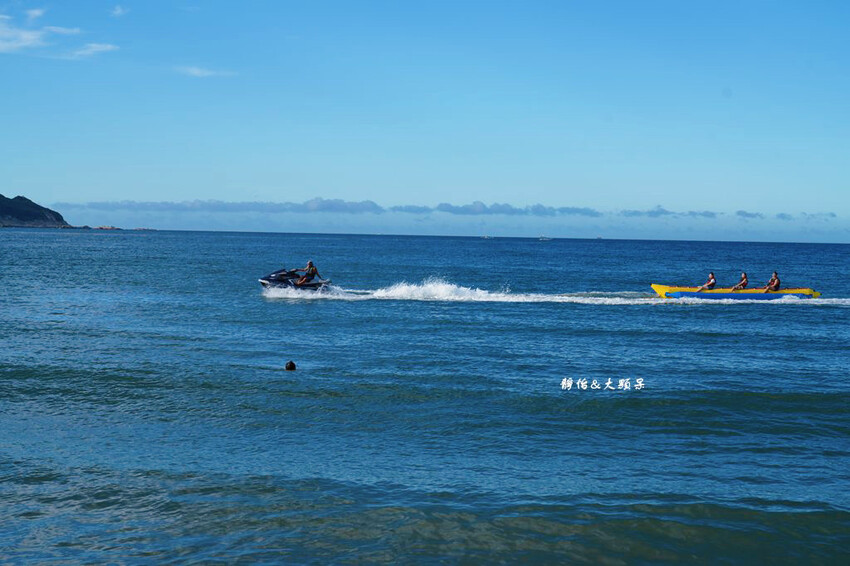 北海岸親子玩水,萬里海水浴場,半月型白色沙灘,新北免費玩水景