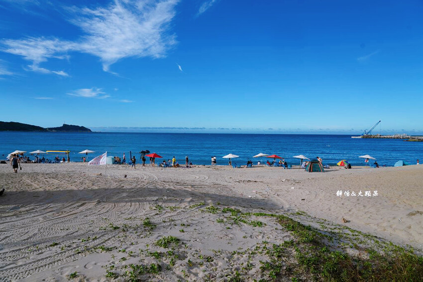北海岸親子玩水,萬里海水浴場,半月型白色沙灘,新北免費玩水景