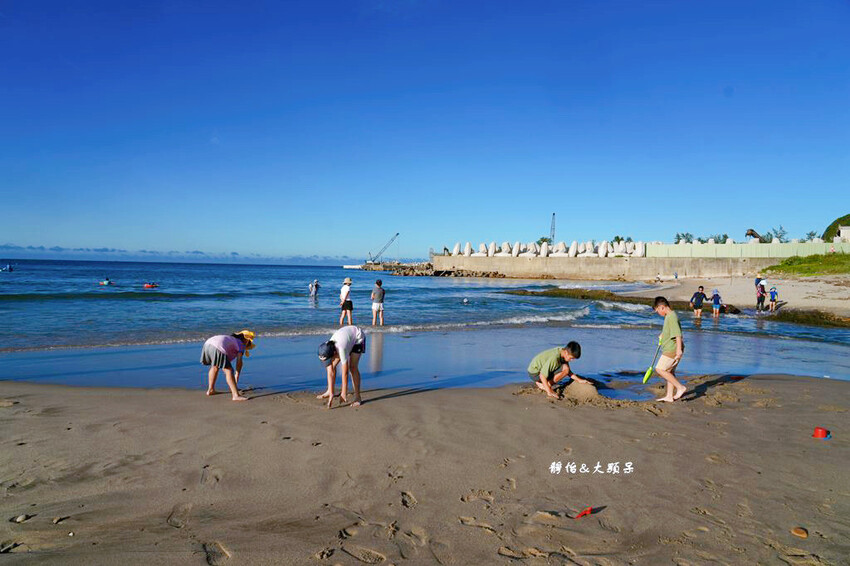 北海岸親子玩水,萬里海水浴場,半月型白色沙灘,新北免費玩水景