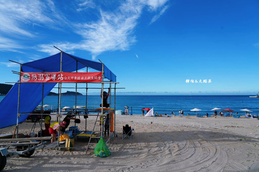 北海岸親子玩水,萬里海水浴場,半月型白色沙灘,新北免費玩水景