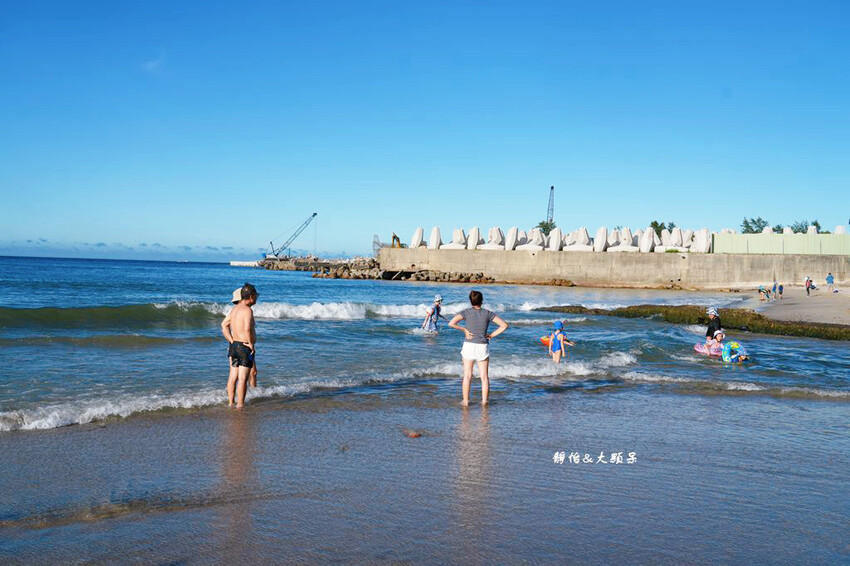 北海岸親子玩水,萬里海水浴場,半月型白色沙灘,新北免費玩水景