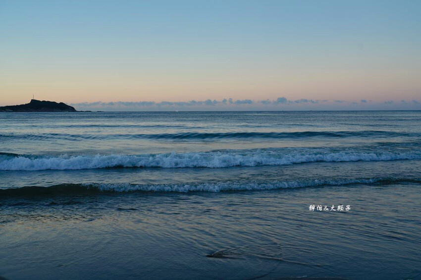 北海岸親子玩水,萬里海水浴場,半月型白色沙灘,新北免費玩水景