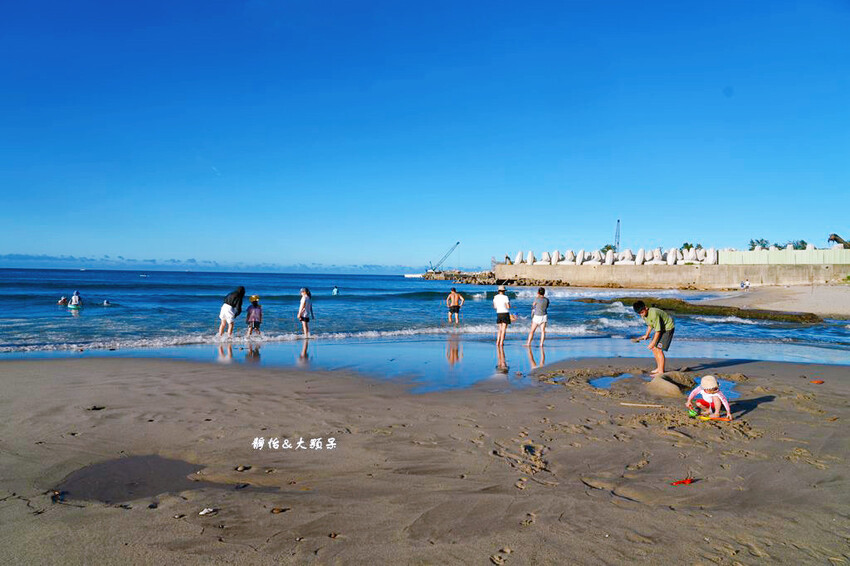 北海岸親子玩水,萬里海水浴場,半月型白色沙灘,新北免費玩水景