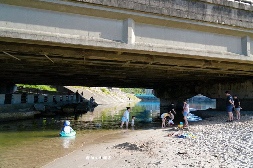 北海岸親子玩水,萬里海水浴場,半月型白色沙灘,新北免費玩水景