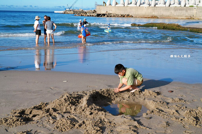 北海岸親子玩水,萬里海水浴場,半月型白色沙灘,新北免費玩水景